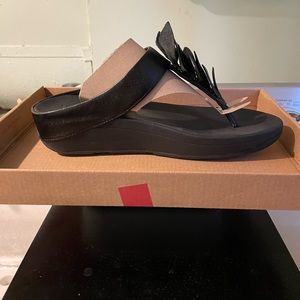 NWT Fitflop black leather flip flops